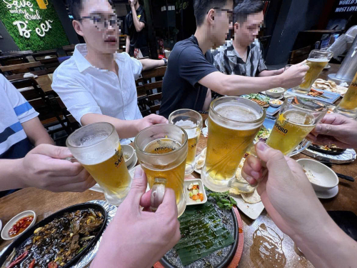 Uống rượu bia trong giờ làm việc, bán rượu bia cho người chưa đủ 18 tuổi bị phạt 3 triệu đồng